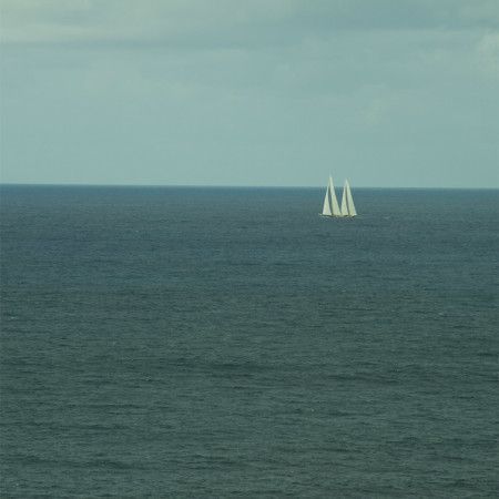 barco de vela en el mar